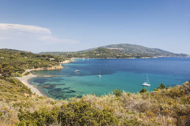 Überblick über Sandstrand und türkisfarbenes Meer, Sant'Andrea Beach, Marciana, Insel Elba, Provinz Livorno, Toskana, Italien, Europa - RHPLF02252