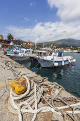 Im Hafen vertäute Boote, Marina Di Campo, Insel Elba, Provinz Livorno, Toskana, Italien, Europa - RHPLF02271