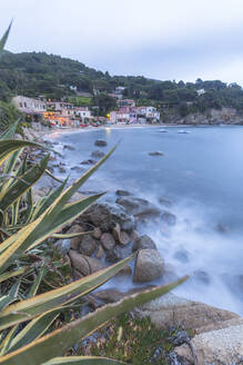 Blaues Meer in der Abenddämmerung, Marina di Campo, Insel Elba, Provinz Livorno, Toskana, Italien, Europa - RHPLF02274