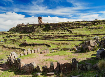 Steinkreis und Chullpa in Sillustani, Region Puno, Peru, Südamerika - RHPLF02333