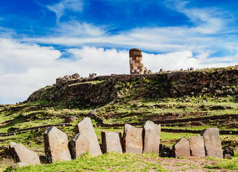 Steinkreis und Chullpa in Sillustani, Region Puno, Peru, Südamerika - RHPLF02334