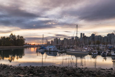 Die Stadt Vancouver am Morgen, vom Stanley Park aus gesehen, Vancouver, British Columbia, Kanada, Nordamerika - RHPLF02339