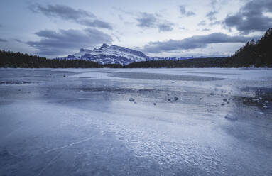 Two Jack Lake in der Wintersaison, Banff National Park, UNESCO Weltkulturerbe, Alberta, Kanadische Rockies, Kanada, Nordamerika - RHPLF02341