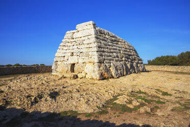 Naveta oder Megalithgrab an der Fundstätte Es Tudons, Menorca, Balearen, Spanien, Mittelmeer, Europa - RHPLF02354