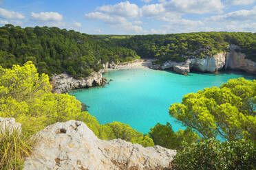 Blick von oben auf Cala Mitjana, Menorca, Balearische Inseln, Spanien, Mittelmeer, Europa - RHPLF02357