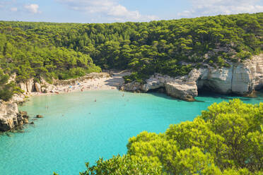 Blick auf Cala Mitjana, Menorca, Balearische Inseln, Spanien, Mittelmeer, Europa - RHPLF02359