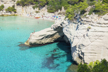 Blick auf Cala Mitjana, Menorca, Balearische Inseln, Spanien, Mittelmeer, Europa - RHPLF02360