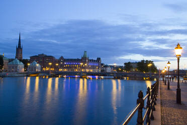 Abend, Hafenviertel, Gamla Stan auf der linken Seite, Stockholm, Schweden, Skandinavien, Europa - RHPLF02371