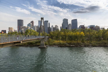 Blick auf den Bow River und das Stadtzentrum vom Sunnyside Bank Park, Calgary, Alberta, Kanada, Nordamerika - RHPLF02387