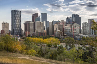 Blick auf den Bow River und das Stadtzentrum vom Sunnyside Bank Park, Calgary, Alberta, Kanada, Nordamerika - RHPLF02388