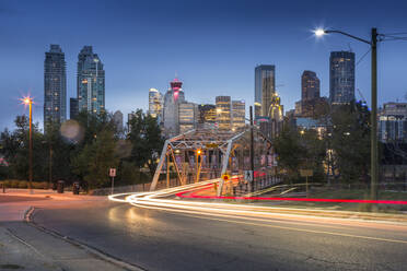 Auto Spur Lichter durch Macdonal Avenue Brücke und Downtown Skyline in der Abenddämmerung, Calgary, Alberta, Kanada, Nordamerika - RHPLF02389