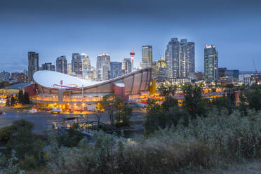 Blick auf den Saddledome und die Skyline der Innenstadt vom Scottsman Hill in der Abenddämmerung, Calgary, Alberta, Kanada, Nordamerika - RHPLF02390