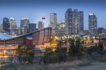 Blick auf den Saddledome und die Skyline der Innenstadt vom Scottsman Hill in der Abenddämmerung, Calgary, Alberta, Kanada, Nordamerika - RHPLF02392