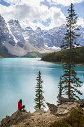 Einzelreisender am Moraine Lake und im Tal der Zehn Zinnen, Banff-Nationalpark, UNESCO-Welterbe, Kanadische Rockies, Alberta, Kanada, Nordamerika - RHPLF02397