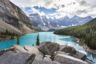 Moraine Lake und das Tal der Zehn Zinnen, Banff National Park, UNESCO Weltkulturerbe, Kanadische Rockies, Alberta, Kanada, Nordamerika - RHPLF02398