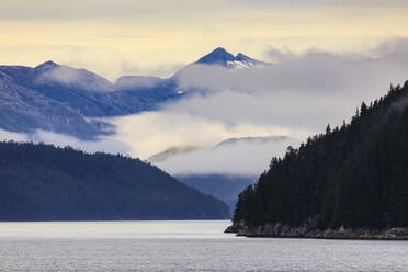 Nebel über der Fairweather Range, Icy Strait, zwischen Chichagof Island und Glacier Bay National Park, UNESCO Weltkulturerbe, Inside Passage, Alaska, Vereinigte Staaten von Amerika, Nordamerika - RHPLF02406