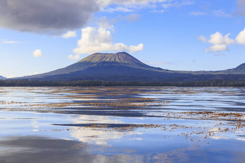 Mount Edgecumbe Reflexionen, erloschener Vulkan, Kruzof Insel, von Sitka Sound, Sitka, Northern Panhandle, Südost Alaska, Vereinigte Staaten von Amerika, Nordamerika - RHPLF02422