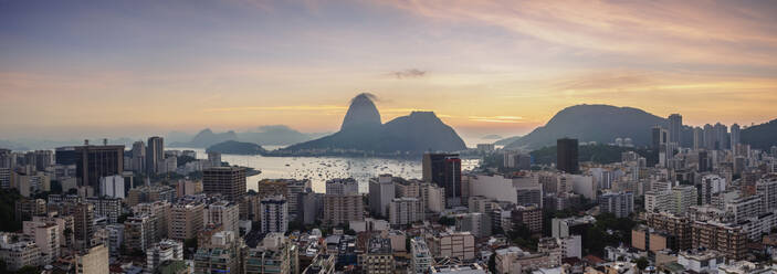 Blick über Botafogo auf den Zuckerhut in der Morgendämmerung, Rio de Janeiro, Brasilien, Südamerika - RHPLF02435