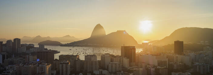 Blick über Botafogo auf den Zuckerhut bei Sonnenaufgang, Rio de Janeiro, Brasilien, Südamerika - RHPLF02436