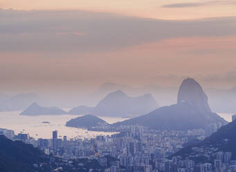 Zuckerhut bei Sonnenaufgang, Rio de Janeiro, Brasilien, Südamerika - RHPLF02437