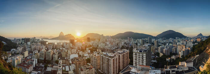 Blick über Botafogo auf den Zuckerhut bei Sonnenaufgang, Rio de Janeiro, Brasilien, Südamerika - RHPLF02438