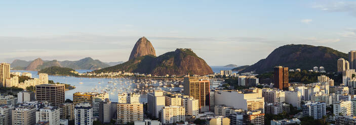 Blick über Botafogo auf den Zuckerhut, Rio de Janeiro, Brasilien, Südamerika - RHPLF02441