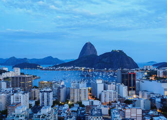 Blick über Botafogo auf den Zuckerhut in der Dämmerung, Rio de Janeiro, Brasilien, Südamerika - RHPLF02442