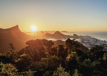 Blick vom Vista Chinesa über den Tijuca-Wald auf Rio de Janeiro bei Sonnenaufgang, Brasilien, Südamerika - RHPLF02444