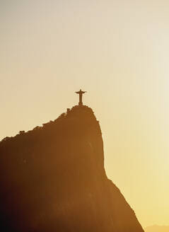 Christus der Erlöser und der Corcovado-Berg bei Sonnenaufgang, Rio de Janeiro, Brasilien, Südamerika - RHPLF02445
