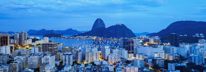 Blick über Botafogo auf den Zuckerhut in der Dämmerung, Rio de Janeiro, Brasilien, Südamerika - RHPLF02447