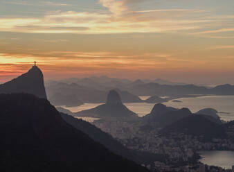 Blick auf den Corcovado und das Zuckerhutgebirge vom Tijuca Forest National Park bei Sonnenaufgang, Rio de Janeiro, Brasilien, Südamerika - RHPLF02450