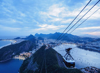 Seilbahn zum Zuckerhut in der Dämmerung, Rio de Janeiro, Brasilien, Südamerika - RHPLF02451