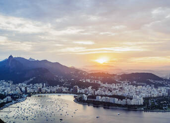Skyline vom Zuckerhut bei Sonnenuntergang, Rio de Janeiro, Brasilien, Südamerika - RHPLF02452