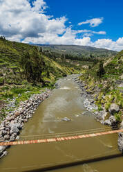 Hängebrücke über den Colca-Fluss, Chivay, Region Arequipa, Peru, Südamerika - RHPLF02491