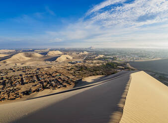 Sanddünen der Ica-Wüste bei Huacachina, Region Ica, Peru, Südamerika - RHPLF02519