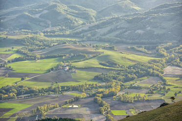 Tal bei Sonnenuntergang im Herbst, Monte Cucco Park, Apennin, Umbrien, Italien, Europa - RHPLF02530