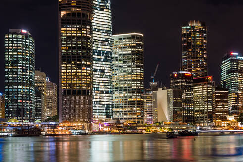 Skyline von Brisbane bei Dunkelheit, Brisbane, Queensland, Australien, Pazifik - RHPLF02559