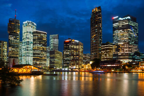 Skyline von Brisbane bei Dunkelheit, Brisbane, Queensland, Australien, Pazifik - RHPLF02561