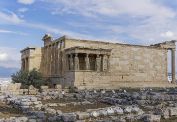 Erechtheion-Tempel mit sechs Karyatiden auf dem Akropolis-Hügel, UNESCO-Weltkulturerbe, Athen, Griechenland, Europa - RHPLF02563