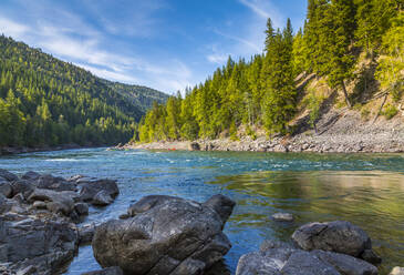 Blick auf den Clearwater River und Wiesen bei Clearwater, British Columbia, Kanada, Nordamerika - RHPLF02573