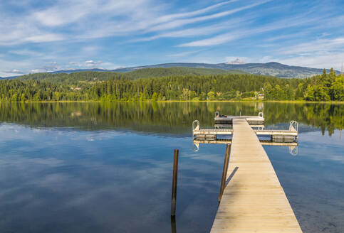 Blick auf den Dutch Lake und die Wiesen bei Clearwater, British Columbia, Kanada, Nordamerika - RHPLF02574