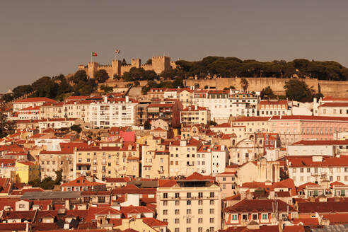 Blick über die Altstadt zur Burg Castelo de Sao Jorge bei Sonnenuntergang, Lissabon, Portugal, Europa - RHPLF02587