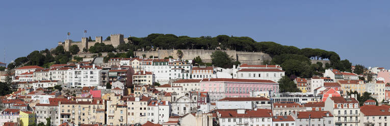 Blick über die Altstadt zur Burg Castelo de Sao Jorge, Lissabon, Portugal, Europa - RHPLF02588