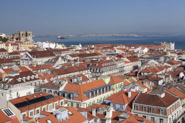 Blick über die Altstadt auf die Kathedrale und den Fluss Tejo, Lissabon, Portugal, Europa - RHPLF02589