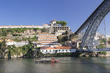 Rabelos-Boot auf dem Fluss Douro, Kloster Serra do Pilar, Brücke Ponte Dom Luis I., UNESCO-Weltkulturerbe, Porto (Oporto), Portugal, Europa - RHPLF02596