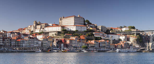 Blick über den Fluss Douro auf das Ribeira-Viertel, UNESCO-Weltkulturerbe, Se Kathedrale, Porto (Oporto), Portugal, Europa - RHPLF02598