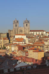 Die Kathedrale bei Sonnenuntergang, Stadtteil Ribeira, UNESCO-Weltkulturerbe, Porto (Oporto), Portugal, Europa - RHPLF02602
