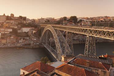 Brücke Ponte Dom Luis I, UNESCO-Weltkulturerbe, Fluss Douro, Porto (Oporto), Portugal, Europa - RHPLF02603