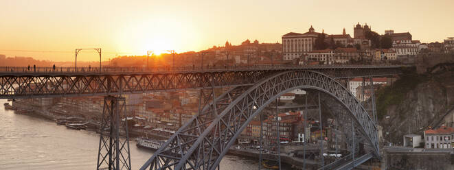 Brücke Ponte Dom Luis I. bei Sonnenuntergang, Stadtteil Ribeira, UNESCO-Weltkulturerbe, Porto (Oporto), Portugal, Europa - RHPLF02604