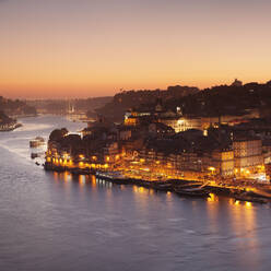 Blick über den Fluss Douro bei Sonnenuntergang auf den Stadtteil Ribeira, UNESCO-Weltkulturerbe, Porto (Oporto), Portugal, Europa - RHPLF02610